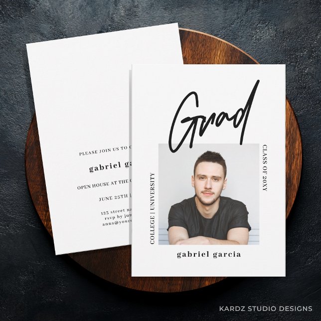 Invitación Moderna fiesta simple de graduación de guiones de  (Graduation Invitation shown in a 5x7-inch card. Personalize announcement with blue button section.)