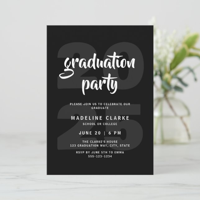 Invitación Moderna fiesta simple de graduación en blanco y ne (Anverso de pie)