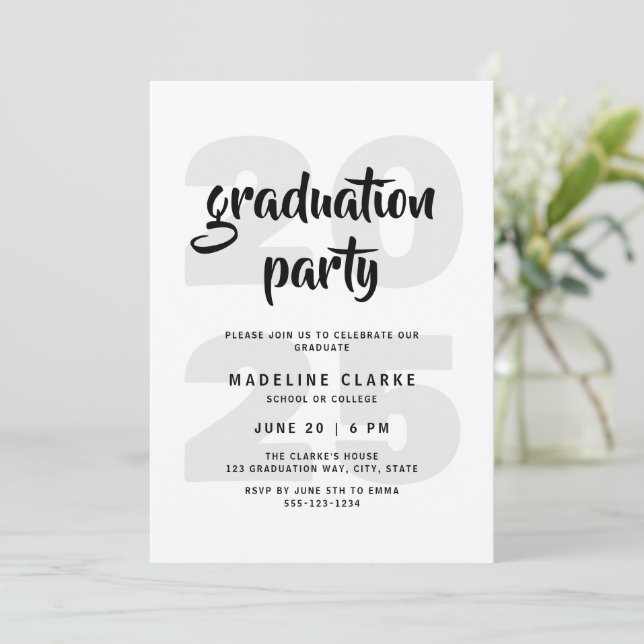 Invitación Moderna fiesta simple de graduación en blanco y ne (Anverso de pie)