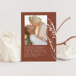 Invitación Moderna foto de Boda Naranja quemado en Boho Terra<br><div class="desc">Deja que tu invitación te refleje a ti y a tu amor. Con este diseño moderno, puedes tomar una de las fotos que son especiales para ambos y convertirlas en el punto central de esta invitación. Estas elegantes invitaciones a bodas de terracota son simples y tienen un diseño minimalista limpio...</div>