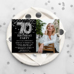 Invitación Moderna foto de cumpleaños 70 color negro y platea<br><div class="desc">Moderna invitación de cumpleaños sorpresa en negro y plata para alguien que cumple 70 años. Con un fondo negro,  una fotografía del hombre/mujer de cumpleaños,  un falso purpurina de plata,  globos de 70 cumpleaños plateados y una elegante plantilla de cumpleaños que es fácil de personalizar.</div>