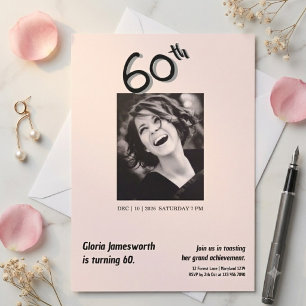 Invitación Moderna Foto Divertida de Cumpleaños 60 Rosa Claro