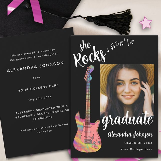 Invitación Moderna guitarra negra y blanca de graduación foto (Fun Pink guitar graduate photo Black and white stylish script Graduation announcement card)