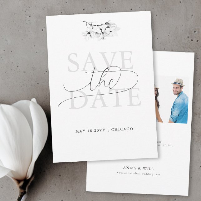 Invitación Moderna Magnolia clásica Boda BW Guardar la fecha (Classic Magnolia Wedding Save the Date Simple Elegant Modern Black and White Calligraphy Two Photos)