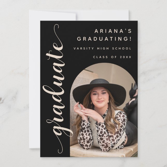 Invitación Moderna Moda Script Black & Tan Graduation Party (Anverso)