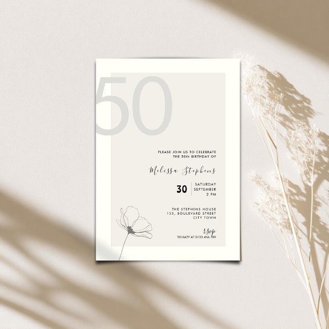 Invitación moderna para cumpleaños 50 - Estilo min (Elegant 50th birthday invitation for woman with hand drawn flower.)