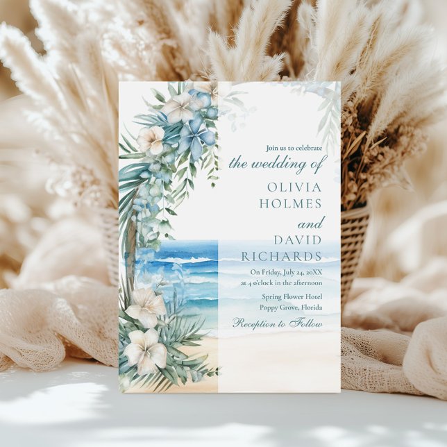 Invitación Moderna playa tropical y Boda de arco floral (Modern Tropical Beach and Floral Arch Wedding Invitation on a sunny table with white pampas grass.)