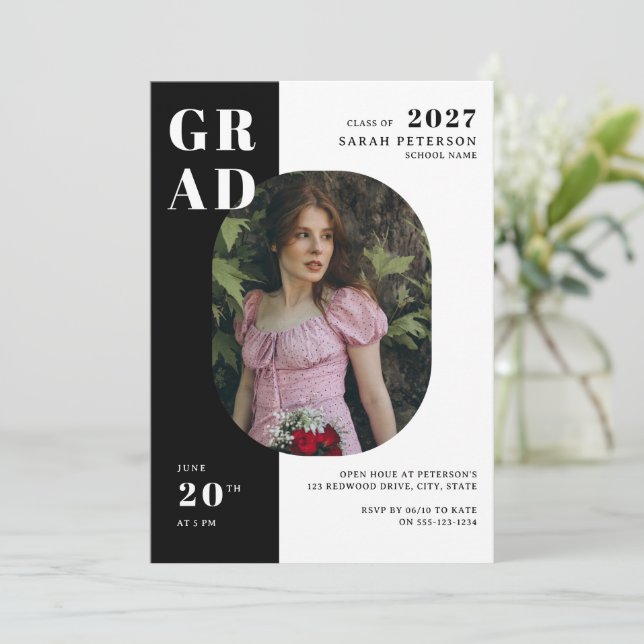 Invitación Moderna tipografía en blanco y negro Graduación fo (Anverso de pie)