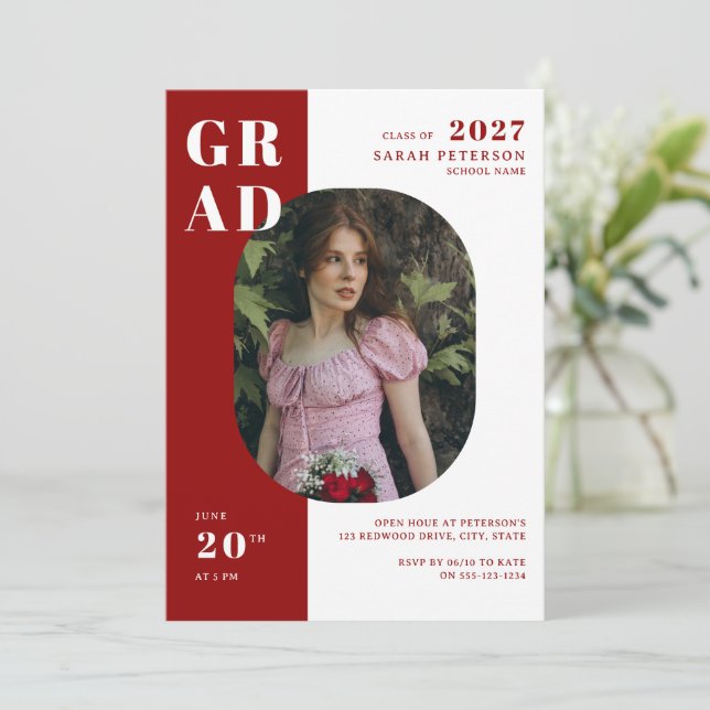 Invitación Moderna tipografía en rojo y blanco Graduación fot (Anverso de pie)
