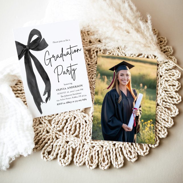 Invitación Moderna y elegante graduación de Black Bow (Watercolor Modern Elegant Trendy Ribbon Black Bow Coquette Grad Party Photo Graduation Invitation)