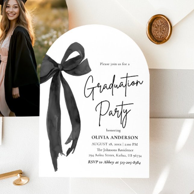 Invitación Moderna y elegante graduación de Black Bow (Modern Elegant Trendy Black Bow Graduation Arched Invitation)