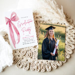 Invitación Moderna y elegante graduación de fotografía de col<br><div class="desc">Celebra tu gran día con estilo con nuestra moderna y elegante invitación a graduación de Bow Rosado! 🎓 💖 Este moderno diseño de moda presenta un delicado 🎀 de color rosa que crea un perfecto equilibrio entre sofisticación y modernidad. El diseño elegante y minimalista le da un toque de clase,...</div>