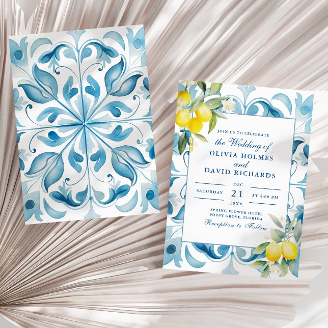 Invitación Moderna y elegante mosaico azul y Boda limón (Modern Elegant Blue Tile and Lemon Wedding Invitation on a sunny white dry palm leaf.)