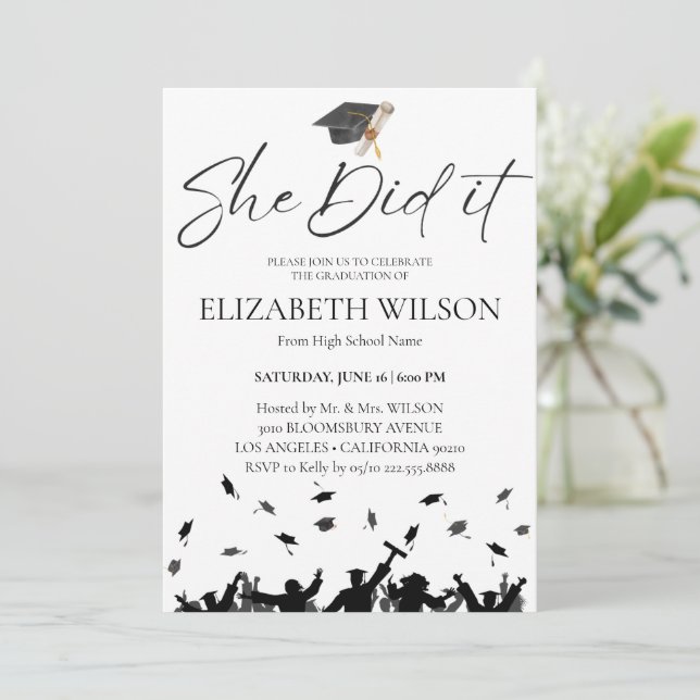 Invitación Moderna Y Simple Ella Lo Graduó (Anverso de pie)