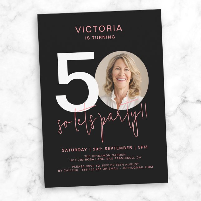Invitación Moderno Black Pink 50 cumpleaños (Modern Black Pink Photo 50th Birthday Invitation)