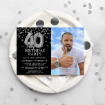 Invitación Moderno Black & Silver 40th Surprise Cumpleaños Ph<br><div class="desc">Moderna invitación de cumpleaños sorpresa en negro y plata para alguien que cumple 40 años. Con un fondo negro,  una fotografía del hombre/mujer de cumpleaños,  un falso purpurina de plata,  globos de 40 cumpleaños plateados y una elegante plantilla de cumpleaños que es fácil de personalizar.</div>