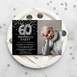 Invitación Moderno Black & Silver 60th Surprise Cumpleaños Ph<br><div class="desc">Moderna invitación de cumpleaños sorpresa en negro y plata para alguien que cumple 60 años. Con un fondo negro,  una fotografía del hombre/mujer de cumpleaños,  un falso purpurina de plata confetti,  globos de cumpleaños 60 plateados y una elegante plantilla de cumpleaños que es fácil de personalizar.</div>
