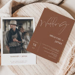 Invitación Moderno Boda de caligrafía de terracota Minimalist<br><div class="desc">Moderna caligrafía de terracota Minimalista Invitación a la boda fotográfica Invitación a la boda simple, moderna y minimalista de estilo, con invitación a la boda de color terracota con un título de caligrafía extraíble. En la parte trasera de la invitación hay una fotografía de la pareja y algunos detalles adicionales....</div>