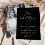 Invitación Moderno Boda elegante de fotografías en blanco y n<br><div class="desc">Minimalista y moderna invitación a la boda con los detalles de su boda en letras simples y blancas con "el boda de" en un elegante guión de caligrafía con un fondo negro. La invitación se invierte para mostrar su foto de compromiso vertical. Diseñado para coordinar con nuestra colección de bodas...</div>