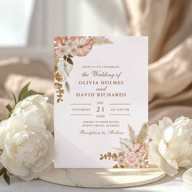 Invitación Moderno Boho Chic Floral Pasto de Pampas Boda (Modern Boho Chic Floral Pampas Grass Wedding Invitation on an elegant table with white peonies)