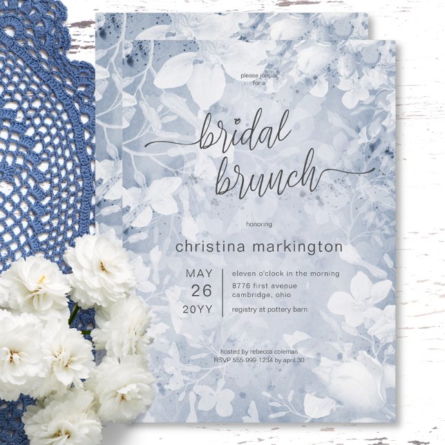 Invitación Moderno Brunch Floral Azul y Bridal Blanco (Modern Floral Blue & White Bridal Brunch Invitation)