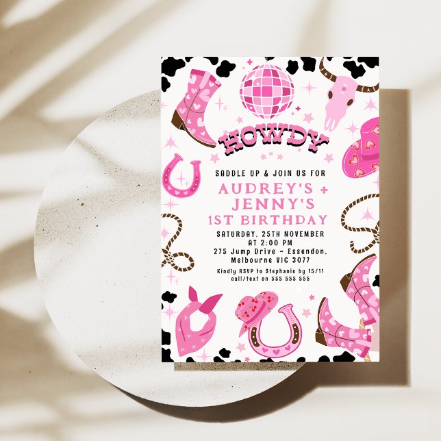 Invitación Moderno Disco Hot Pink Twins Cowgirls 1º cumpleaño (Pink Disco Twin Cowgirls 1st birthday Invitation, Disco Ball Western Howdy Twin Girls Cowgirl Party)