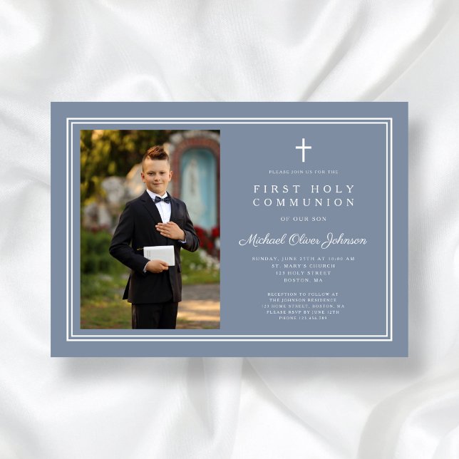 Invitación Moderno Dusty Blue Cross Photo Boy Primera Comunió (Modern Dusty Blue Cross Photo Boy First Communion Invitation)