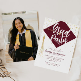 Invitación Moderno GRAD Cap Red Gold Photo Graduation Party