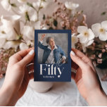 Invitación Moderno minimalista azul marino 50 cumpleaños<br><div class="desc">Moderna tipografía minimalista simple foto azul marino y blanca invitación de 50 años de cumpleaños. Parte de una colección contemporánea.</div>