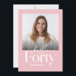 Invitación Moderno minimalista simple gentil rosa 40 cumpleañ<br><div class="desc">Moderna tipografía minimalista simple foto muchísimo rosada y blanca invitación de 40 años de cumpleaños. Parte de una colección contemporánea.</div>