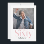 Invitación Moderno minimalista simple gentil rosa 60 cumpleañ<br><div class="desc">Moderna tipografía minimalista simple foto muchísimo rosada y blanca invitación de cumpleaños 60. Parte de una colección contemporánea.</div>