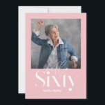 Invitación Moderno minimalista simple gentil rosa 60 cumpleañ<br><div class="desc">Moderna tipografía minimalista simple foto muchísimo rosada y blanca invitación de cumpleaños 60. Parte de una colección contemporánea.</div>