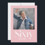 Invitación Moderno minimalista simple gentil rosa 60 cumpleañ<br><div class="desc">Moderna tipografía minimalista simple foto muchísimo rosada y blanca invitación de cumpleaños 60. Parte de una colección contemporánea.</div>