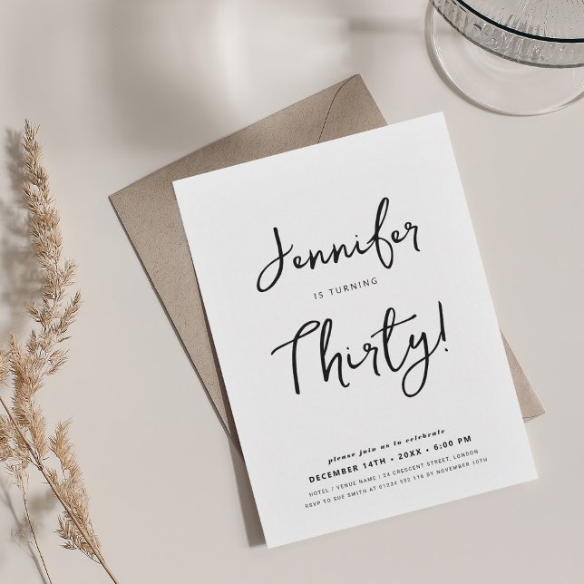 Invitación Moderno Mínimo 30º guión de cumpleaños Negro y Bla (Modern Minimal 30th Birthday Script Black & White Invitation)