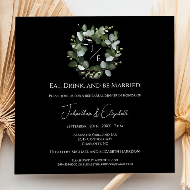Invitación Moderno Monograma Eucalyptus Ensayos de teatro (Black Modern Monogram Eucalyptus Wreath Wedding Rehearsal Dinner Invitation)