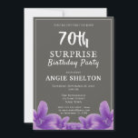 Invitación Moderno Morado Floral 70.ª Sorpresa fiesta de cump<br><div class="desc">Modern Purple Floral 70 Surprise Cumpleaños Party Invitación para ella. Invitación de cumpleaños con flores moradas. El fondo es gris. El texto está en un color blanco de moda y es fácilmente personalizable - personalizarlo con tu nombre, edad, fecha, ubicación y RSVP. Puede cambiar todo el texto de la invitación....</div>