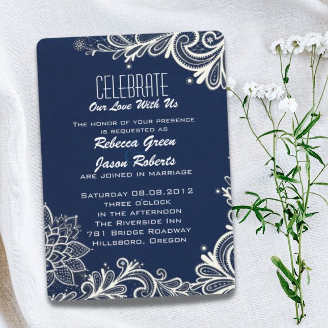 Invitación moderno patrón de encaje blanco boda azul marino (modern white lace pattern navy blue wedding invitation)