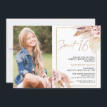 Invitación Moderno Rubor Boho Floral Photo Sweet 16 Cumpleaño<br><div class="desc">Moderno Rubor Boho Floral Photo Sweet 16 Birthday Invitation Sweet blush y tonos naturales boho floral dulce invitación de 16 años con dos encantadores arreglos florales con pampas hierba. Esta dulce invitación de 16 años también incluye una fotografía y una falsa imagen de título caligráfico moderno de oro subió que...</div>