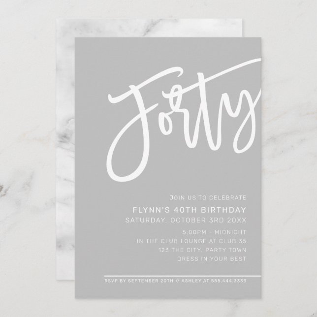 Invitación MODERNO SCRIPT 40 cumpleaños fiesta blanco pálido (Anverso / Reverso)