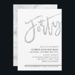 Invitación MODERNO SCRIPT purpurina de plata fiesta de 40 año<br><div class="desc">por kat massard >> https://linktr.ee/simplysweetpaperie <<< Un diseño de invitación con letras a mano y a la moda para su CUMPLEAÑOS 40 - Tengo la mayoría de las edades disponibles en la tienda TIP: 1. Para cambiar/mover gráficos y fuentes y añadir más texto, pulse el botón "personalizar". - - -...</div>