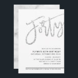Invitación MODERNO SCRIPT purpurina de plata fiesta de 40 año<br><div class="desc">por kat massard >> https://linktr.ee/simplysweetpaperie <<< Un diseño de invitación con letras a mano y a la moda para su CUMPLEAÑOS 40 - Tengo la mayoría de las edades disponibles en la tienda TIP: 1. Para cambiar/mover gráficos y fuentes y añadir más texto, pulse el botón "personalizar". - - -...</div>