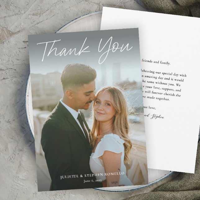 Invitación Moderno Simple Foto Boda Agradecimiento (A 2-sided Modern photo wedding thank you card with handwritten script typography overlay.)