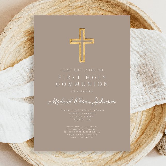 Invitación Moderno Taupe cruza la religión niño primera comun (Modern Taupe Cross Religious Boy First Communion Invitation)