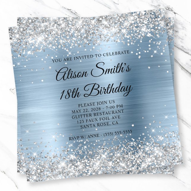 Invitación Monograma azul claro Purpurina plateado 18 cumplea (Silver Glitter Light Blue Monogram 18th Birthday Invitation)