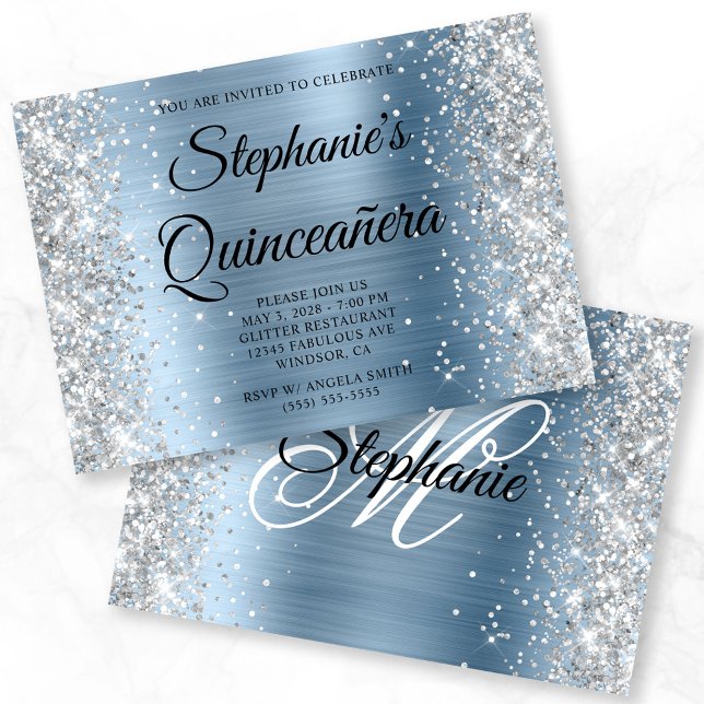 Invitación Monograma azul claro Purpurina plateado Quinceaner (Silver Glitter Light Blue Monogram Quinceanera Invitation)