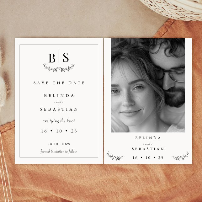 Invitación Monograma blanco negro minimalista Guardar la tarj (Minimalist Black Monograms Wedding Save The Date Card Template, Black White Save The Date Card, Leaf)