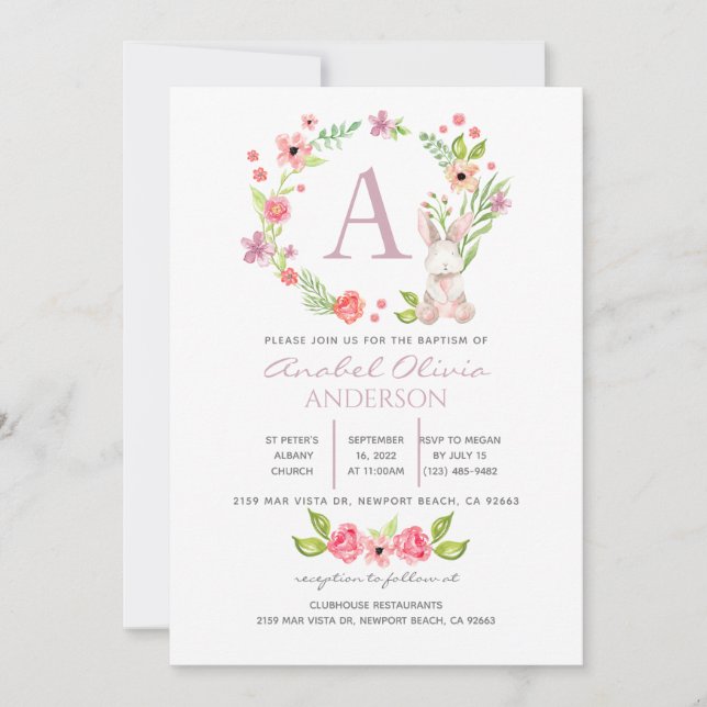 Invitación Monograma Chica del bautismo floral rosa (Anverso)