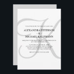 Invitación Monograma clásico vertical moderno en Boda gris<br><div class="desc">Estas elegantes invitaciones nupciales muestran su monograma en un texto grande y moderno de color gris suave sobre un fondo blanco. Un estilo sencillo y elegante para su boda moderno.</div>