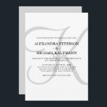 Invitación Monograma clásico vertical moderno en Boda gris<br><div class="desc">Estas elegantes invitaciones nupciales muestran su monograma en un texto grande y moderno de color gris suave sobre un fondo blanco. Un estilo sencillo y elegante para su boda moderno.</div>
