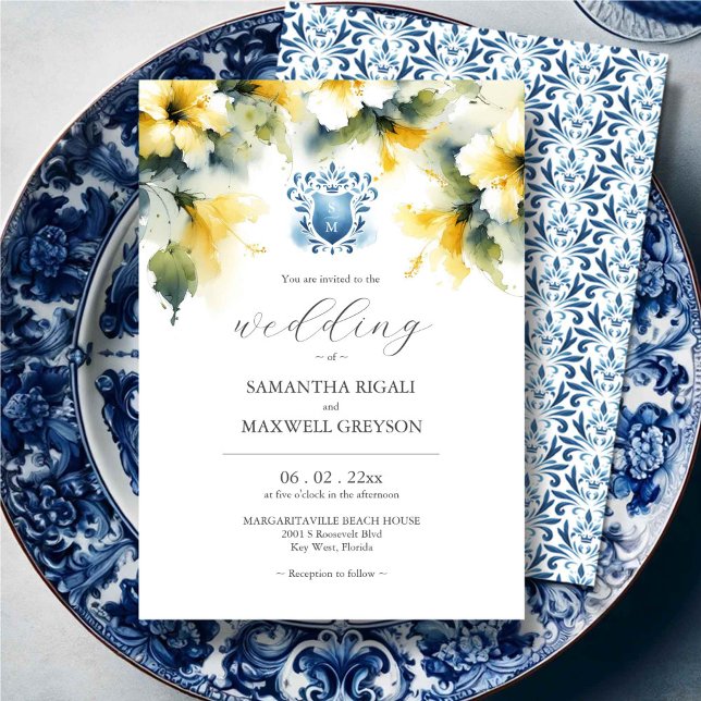 Invitación Monograma color de agua azul y amarillo Boda (Elegant wedding invitations feature watercolor blue crest with yellow hibiscus flowers)
